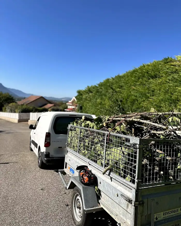 Remorque chargée de branches après un chantier, prête pour l'évacuation